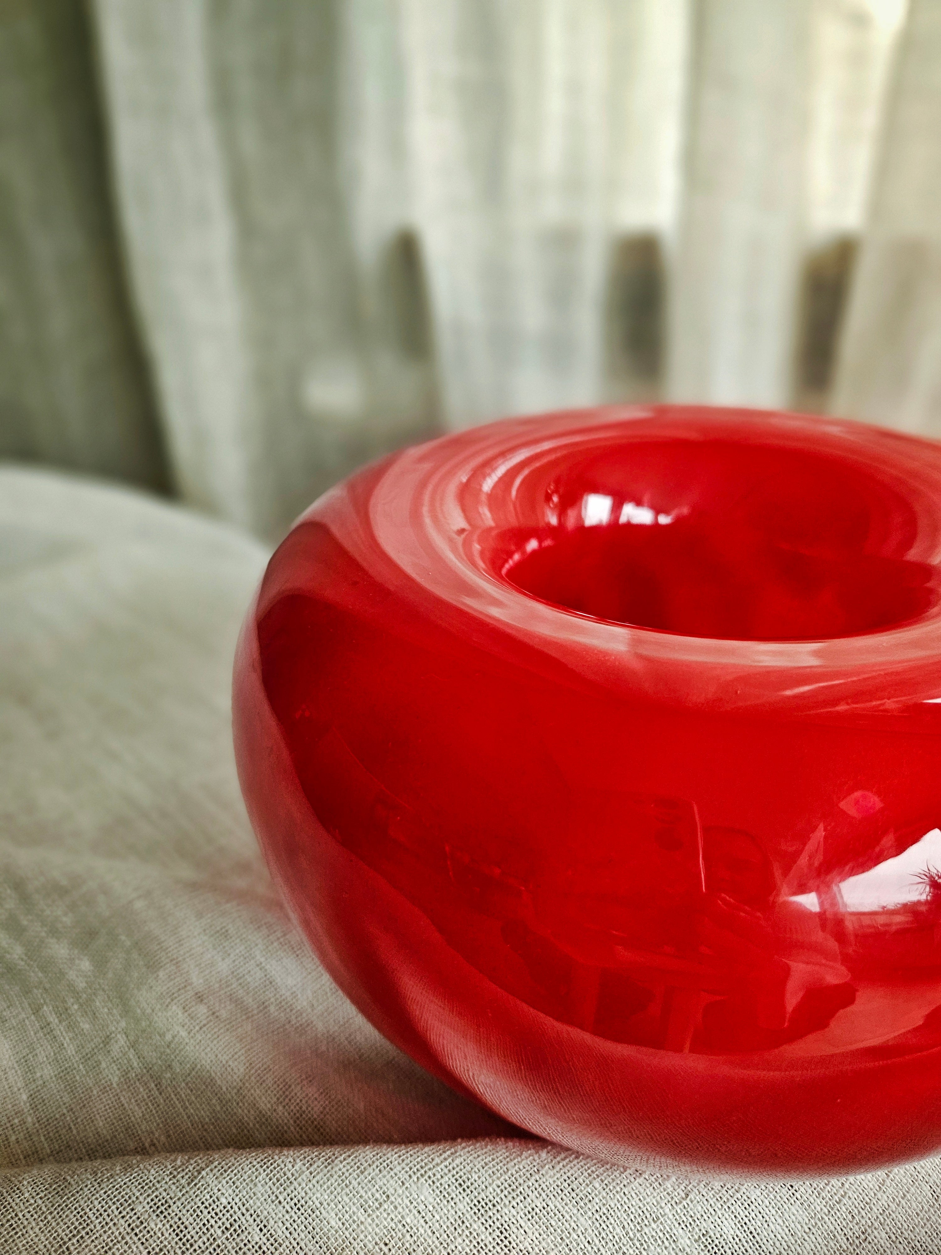 Röd rund lampa i återbrukat glas