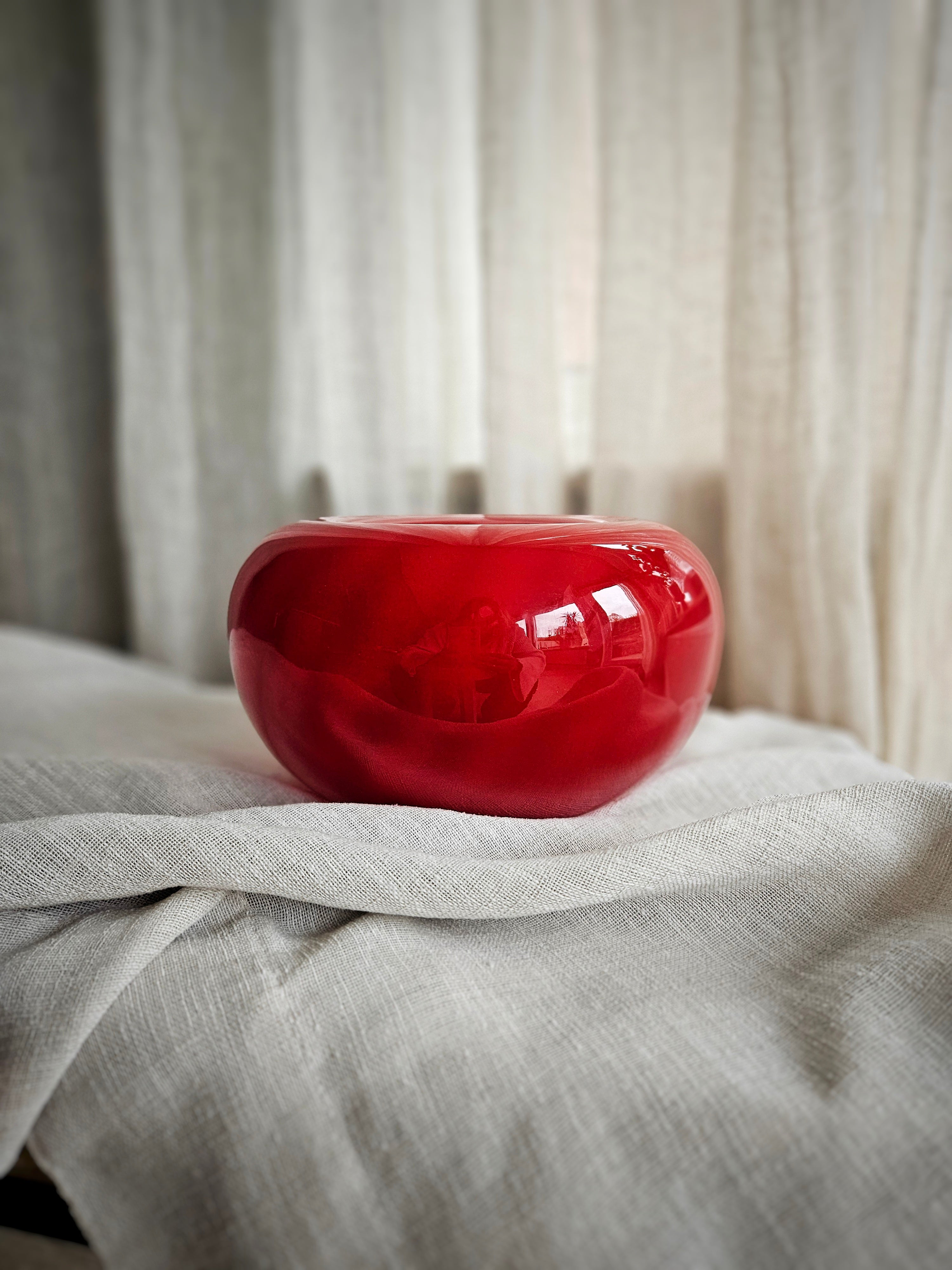 Röd rund lampa i återbrukat glas
