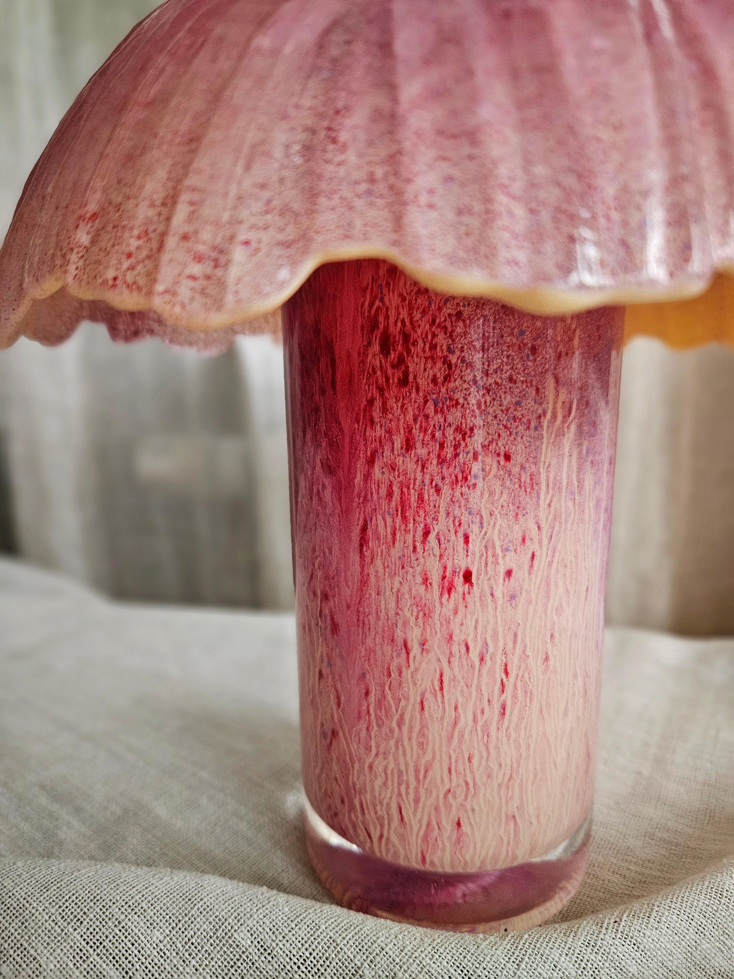 Rosa melerad lampa i återbrukat glas