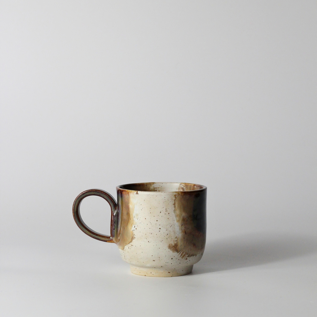 Mugg med öra i röd och vit glasyr