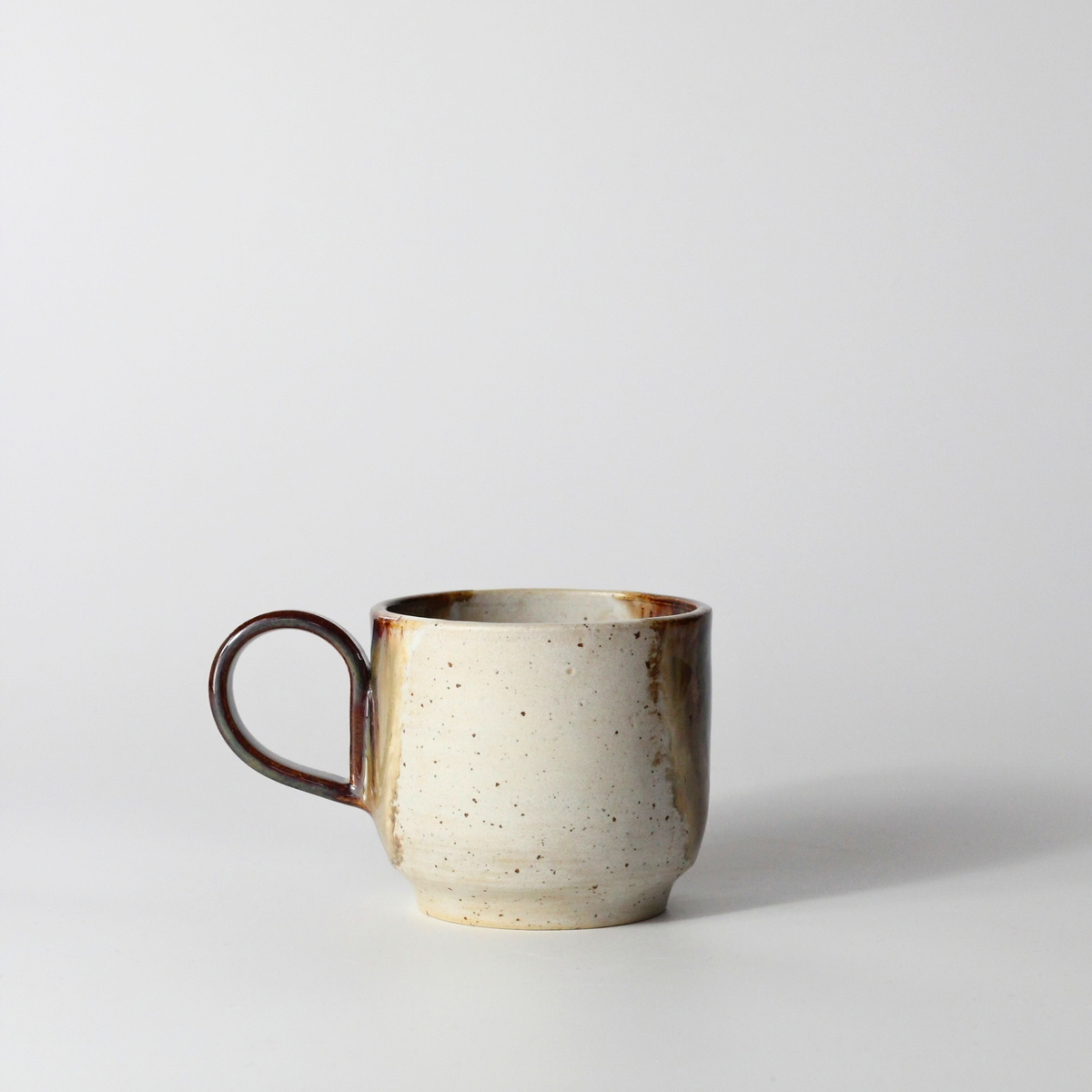 Mugg med öra i röd och vit glasyr