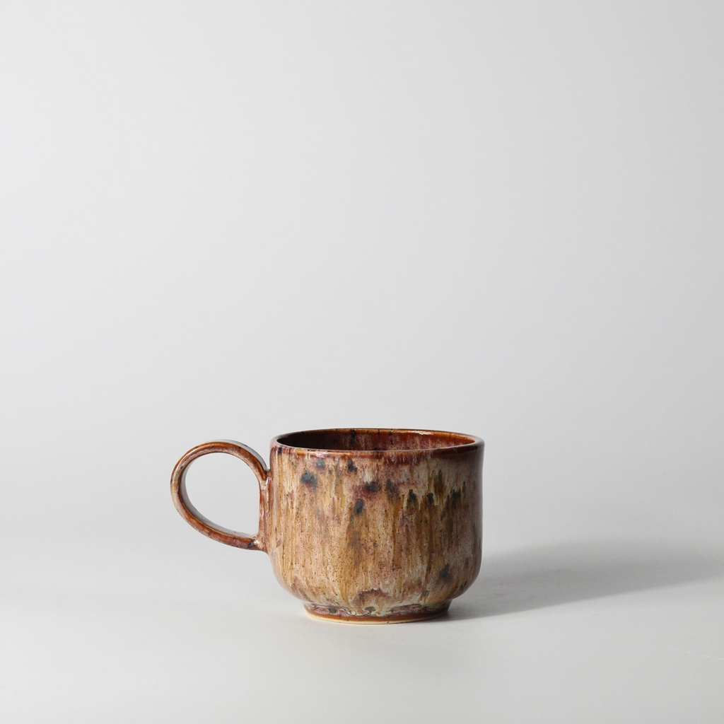Mugg med öra och tillhörande fat