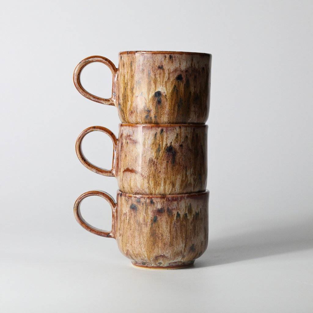 Mugg med öra och tillhörande fat