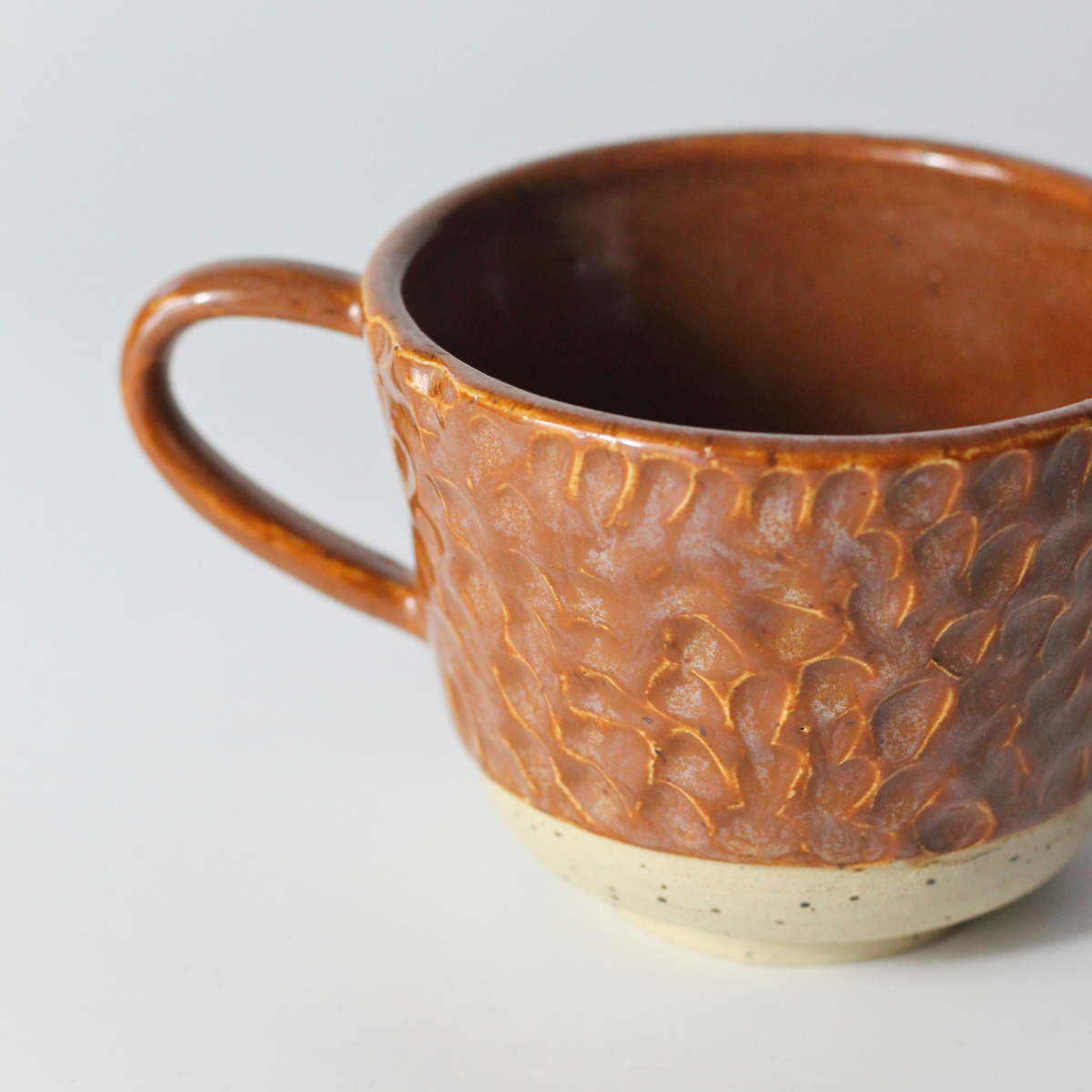 Brun mugg med öra