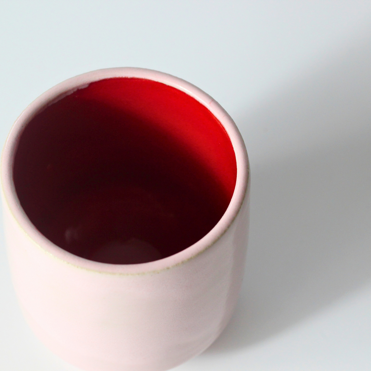 Rosa mugg med röd insida