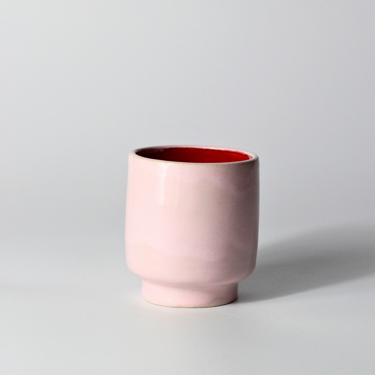 Rosa mugg med röd insida