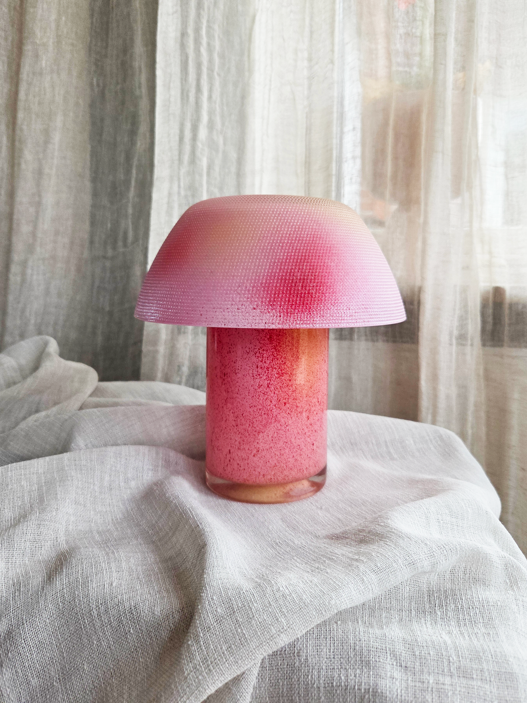 Rosa lampa i återbrukat glas