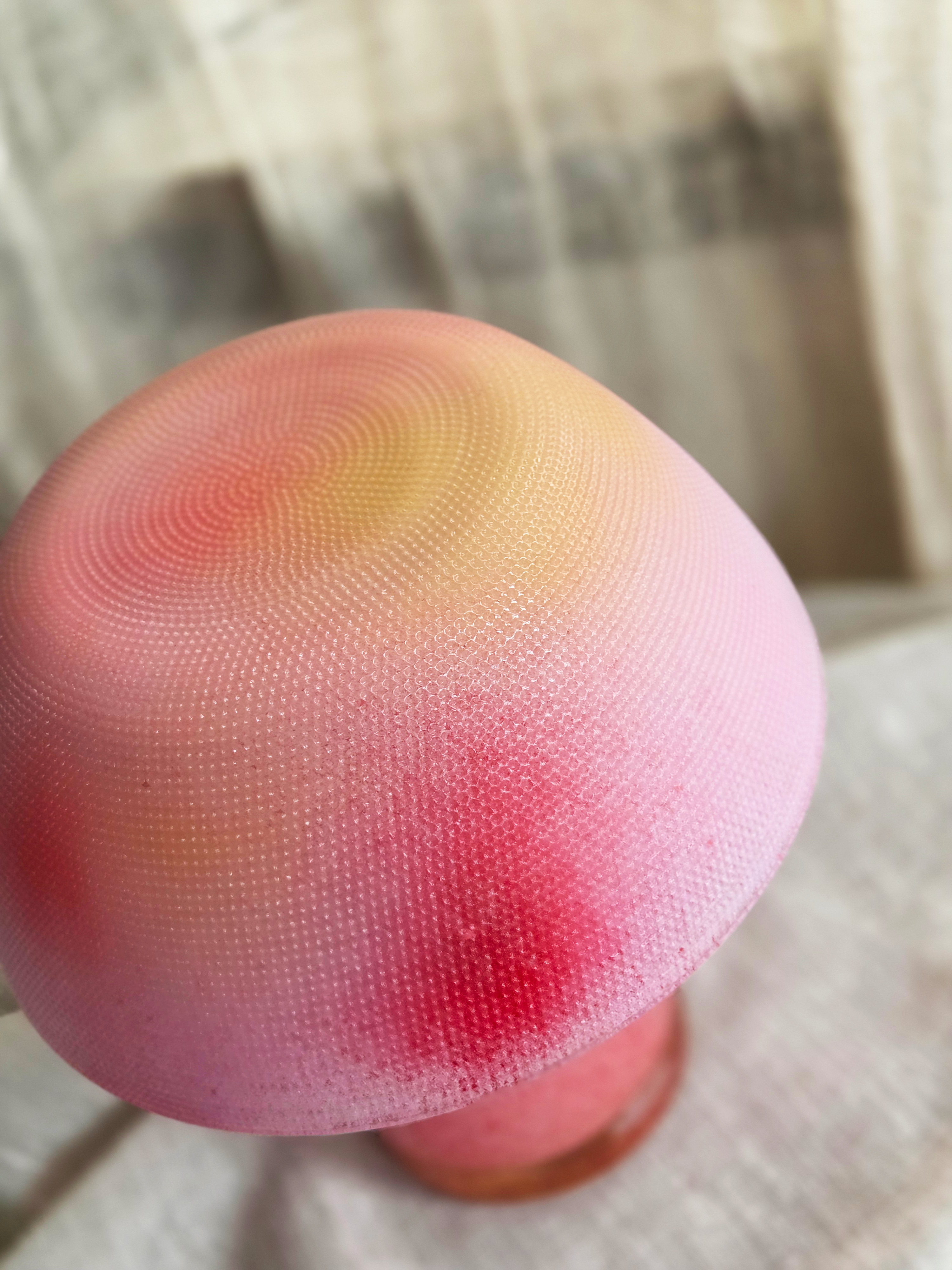 Rosa lampa i återbrukat glas
