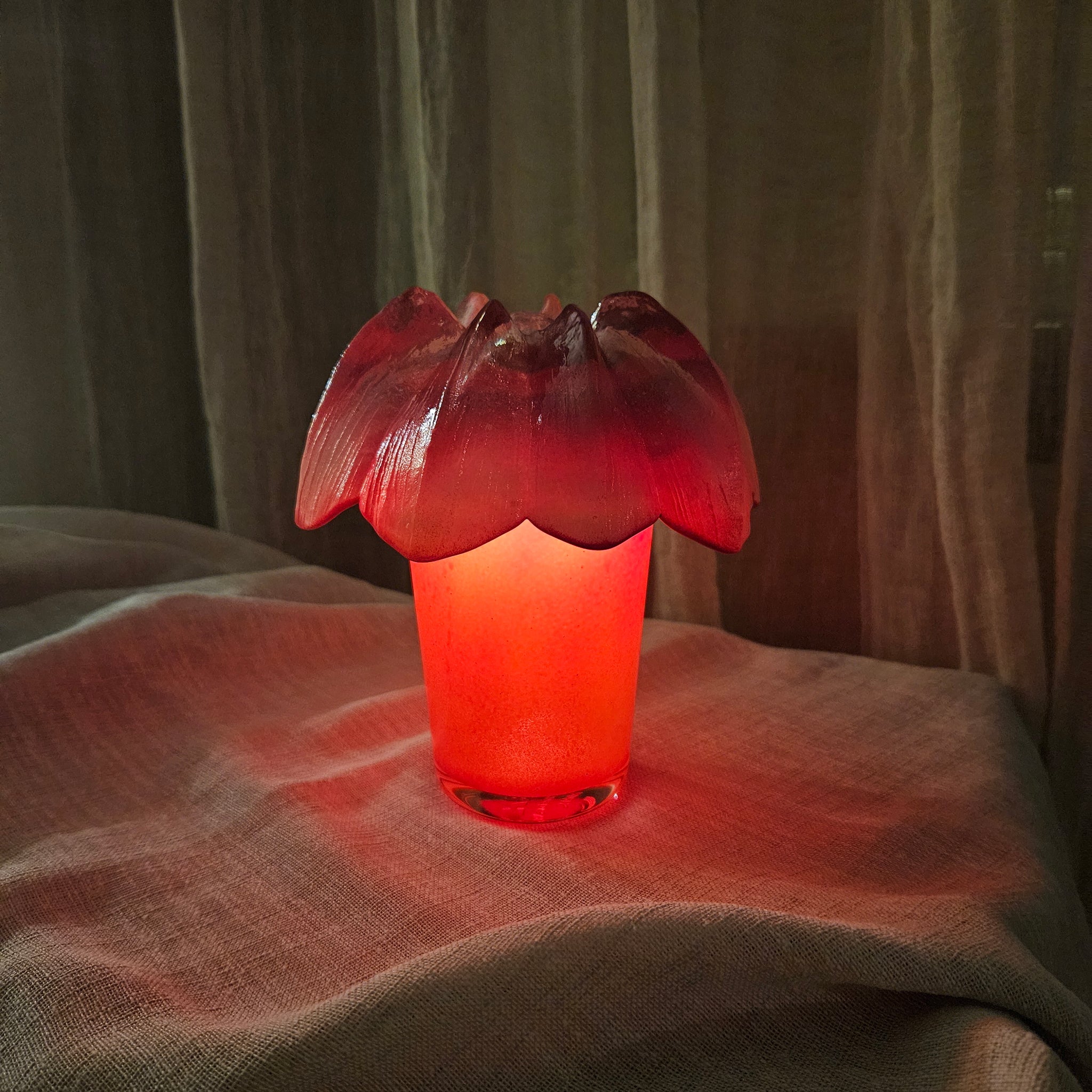 Röd lampa i återbrukat glas