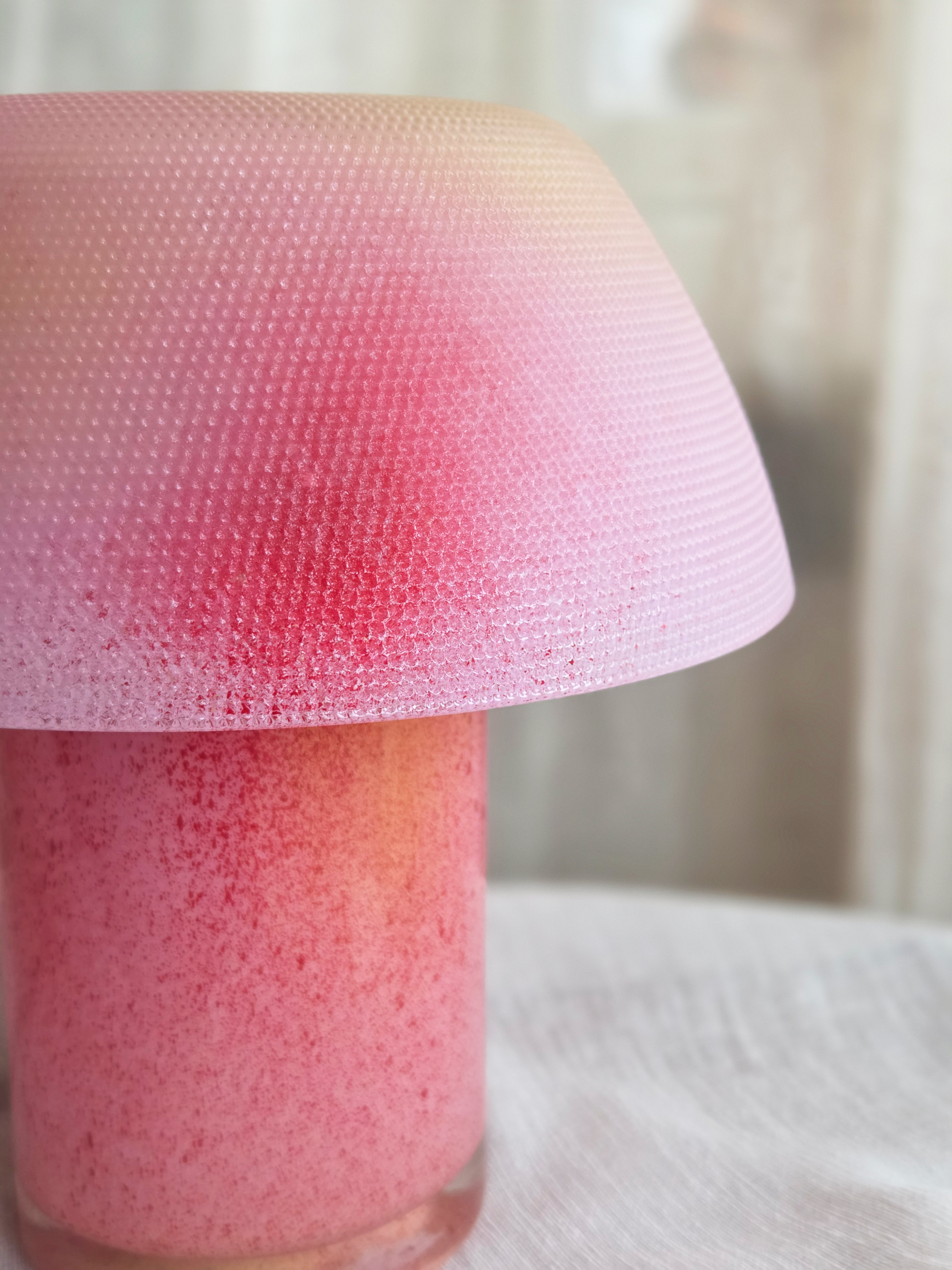Rosa lampa i återbrukat glas