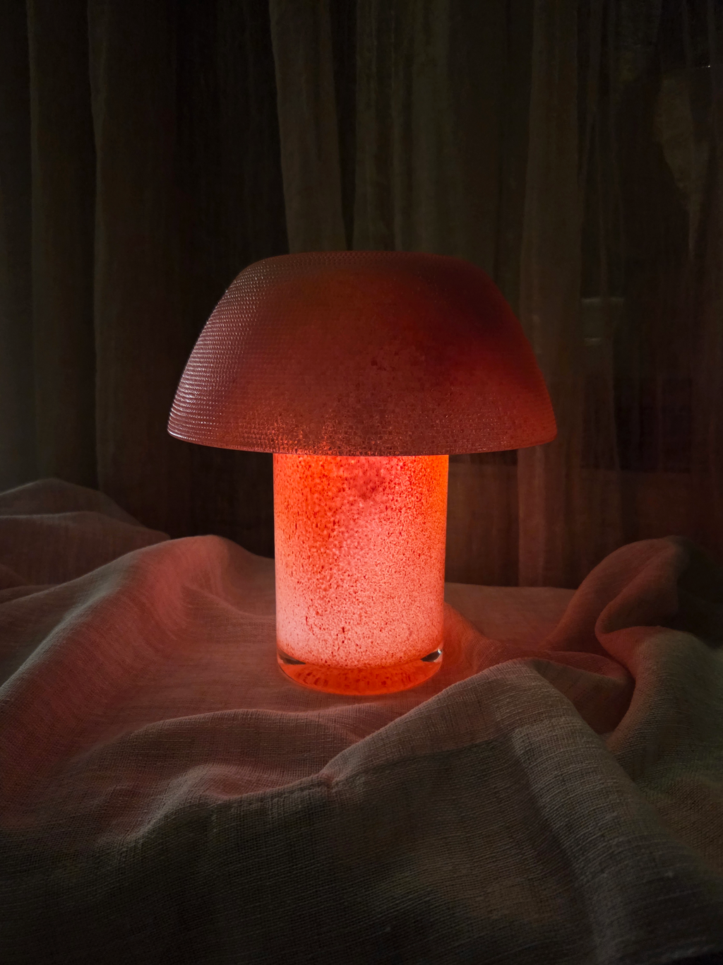Rosa lampa i återbrukat glas