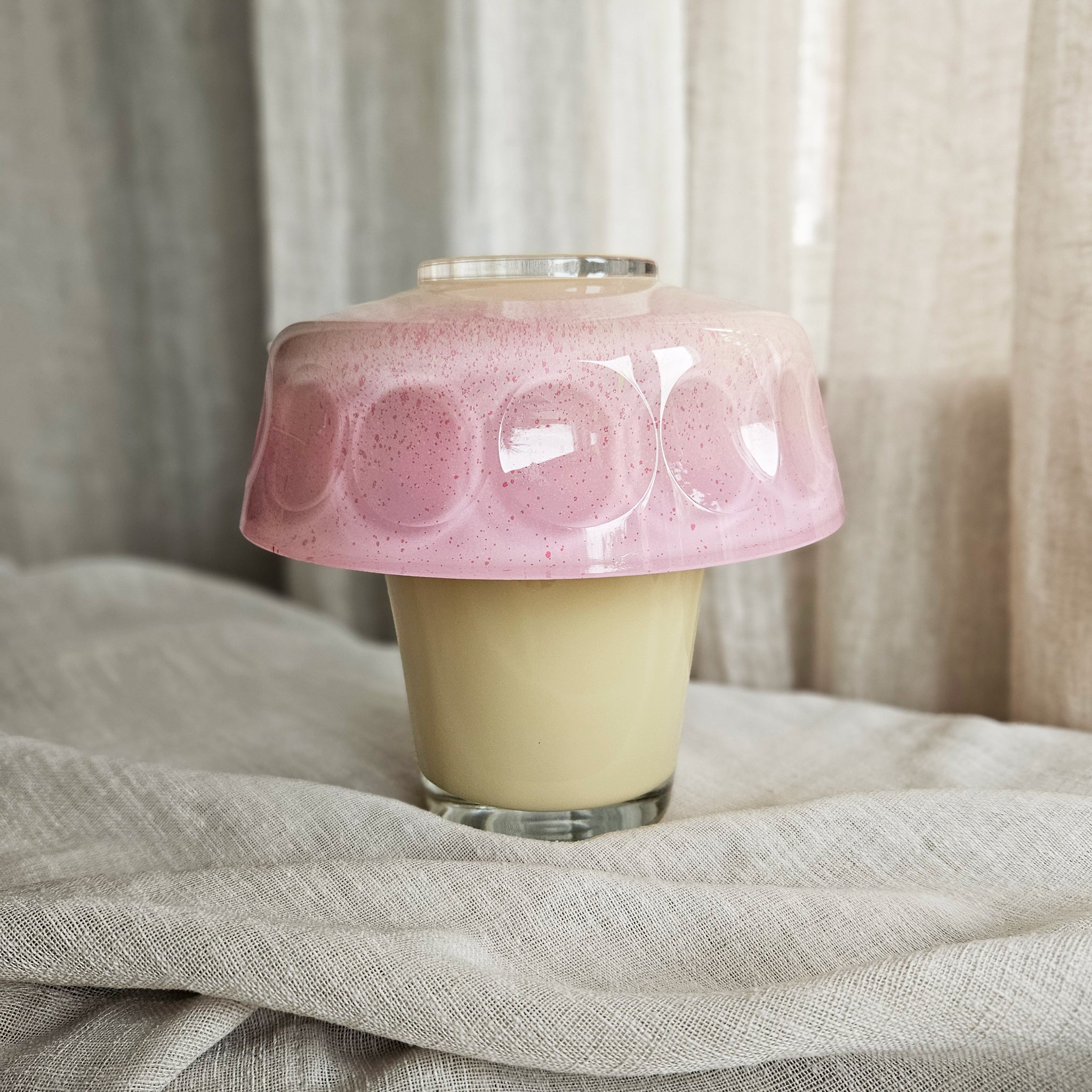 Rosa/gul lampa i återbrukat glas