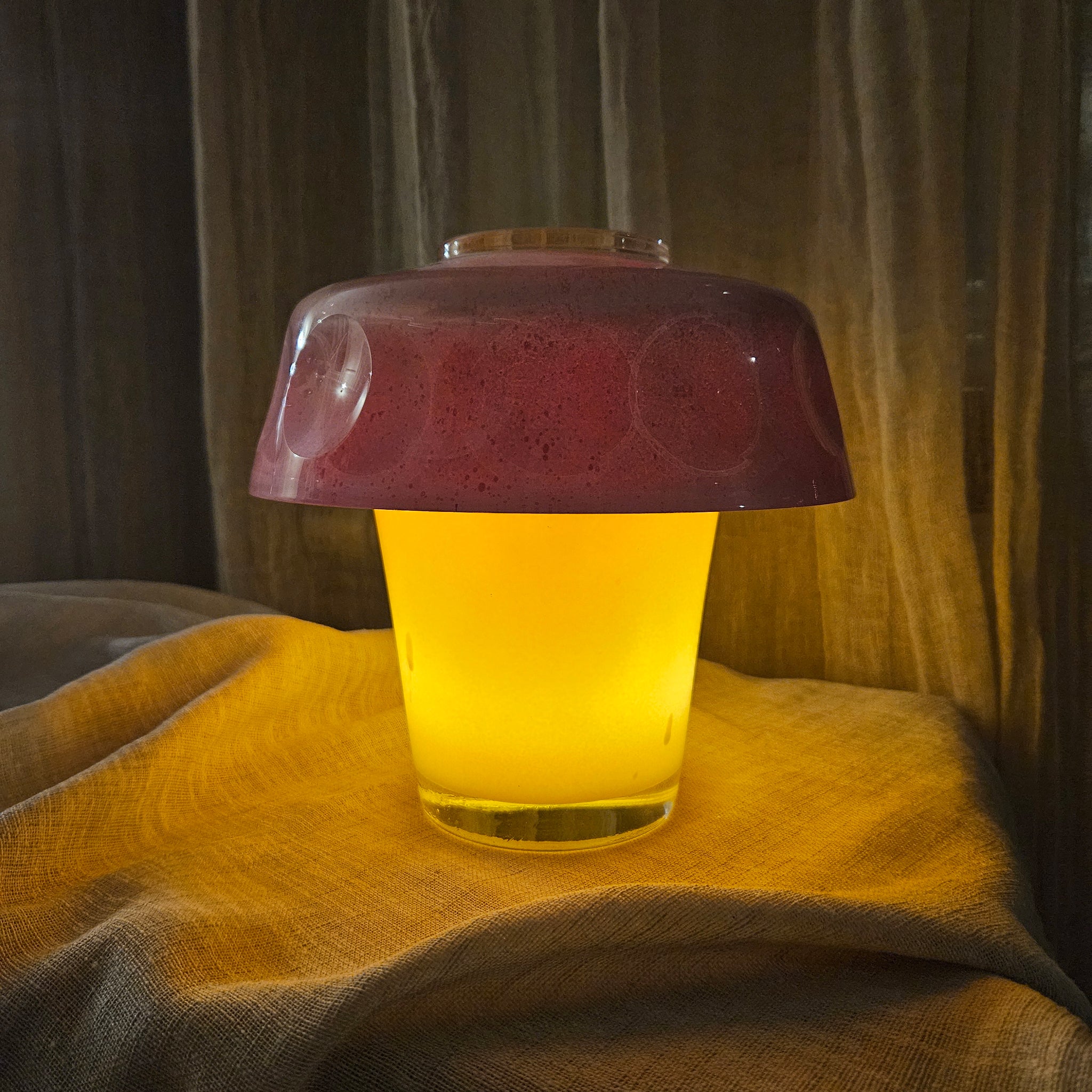 Rosa/gul lampa i återbrukat glas