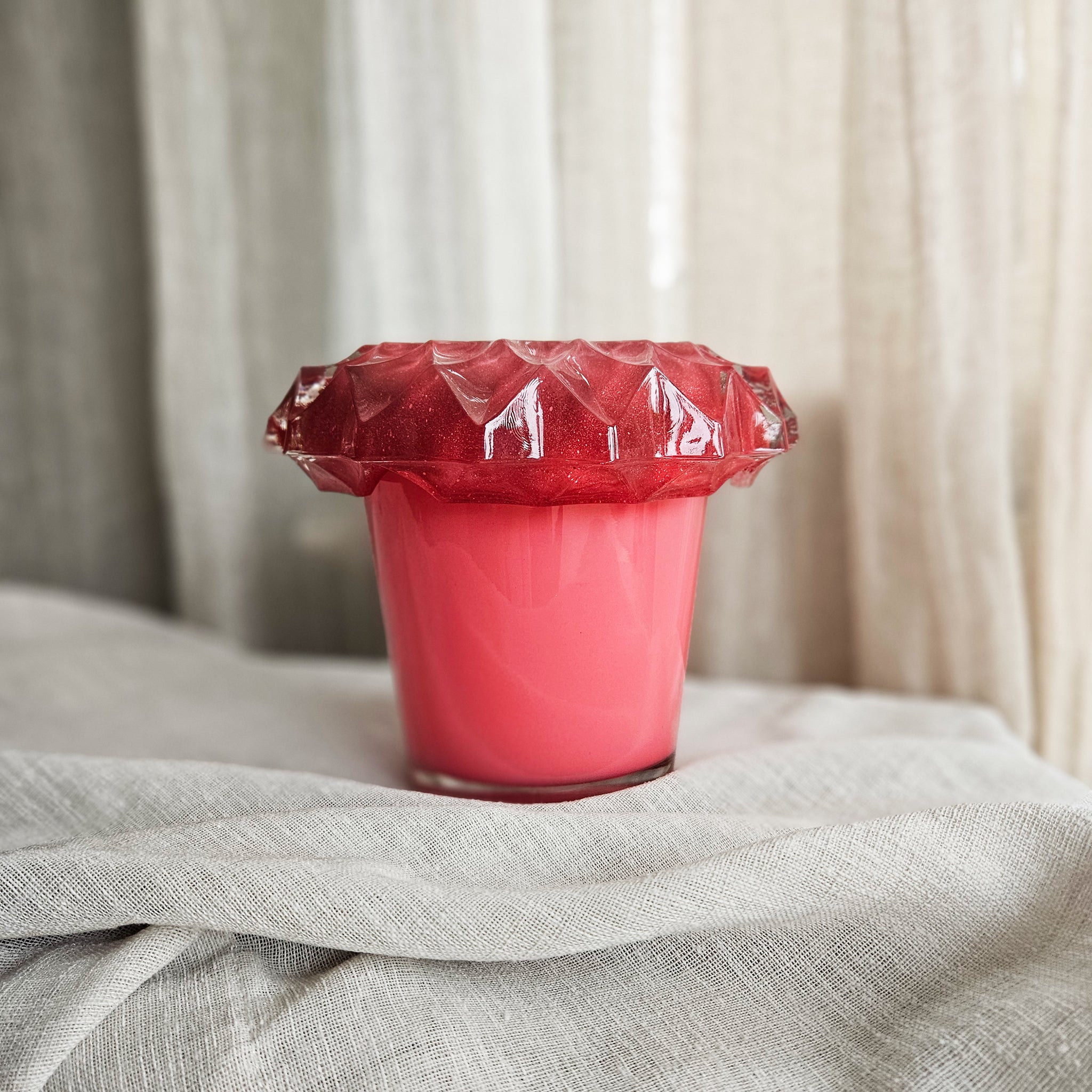 Röd lampa i återbrukat glas