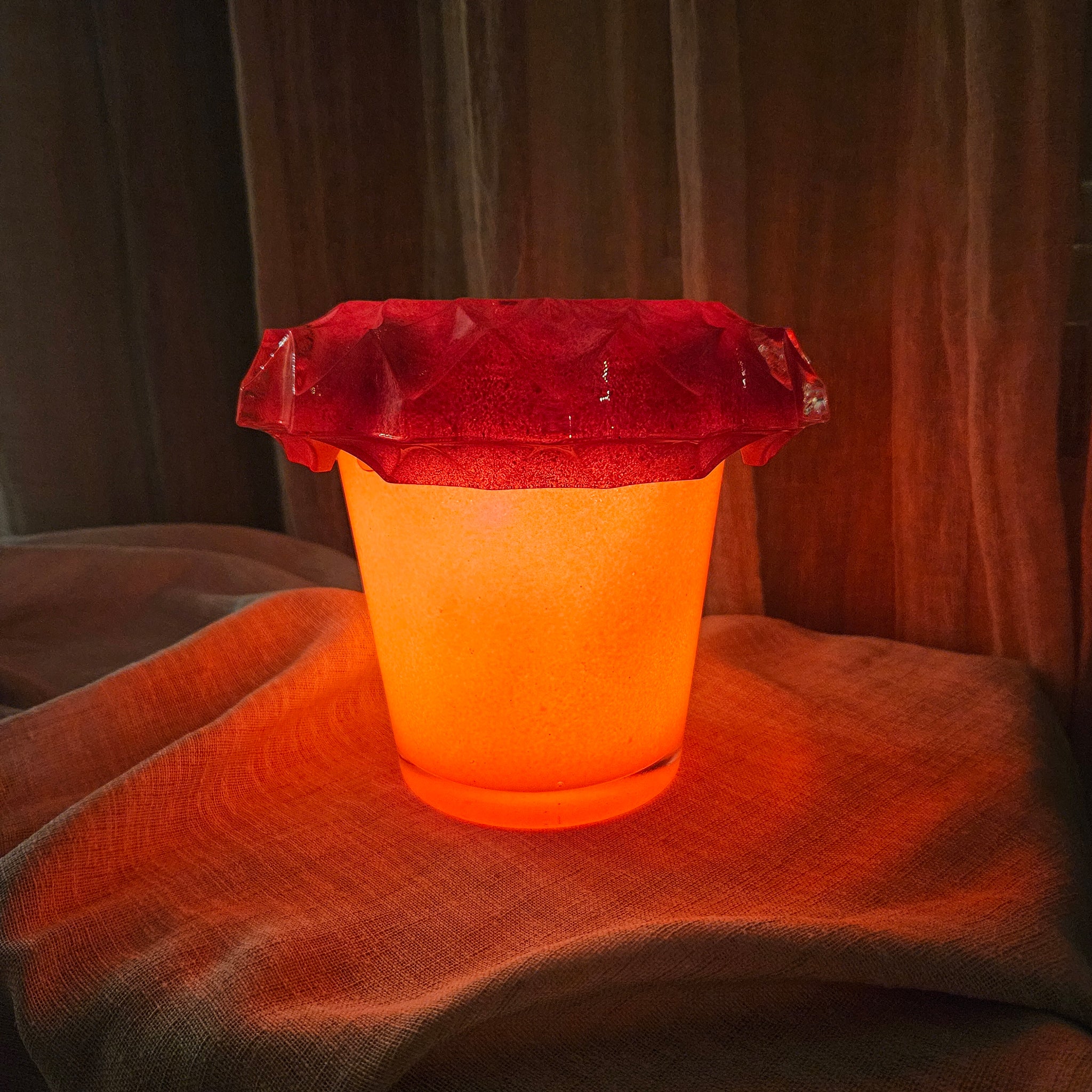 Röd lampa i återbrukat glas