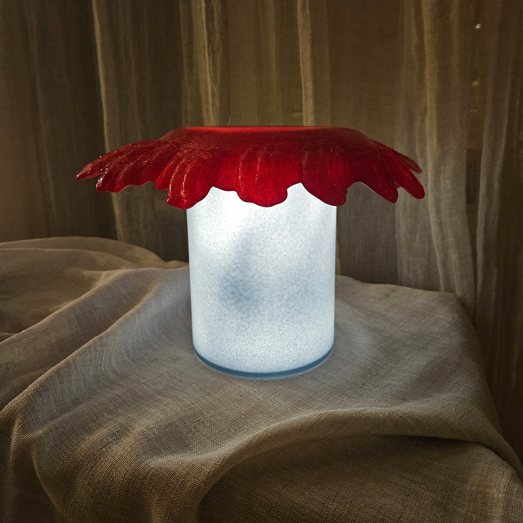 Röd/blå lampa i återbrukat glas