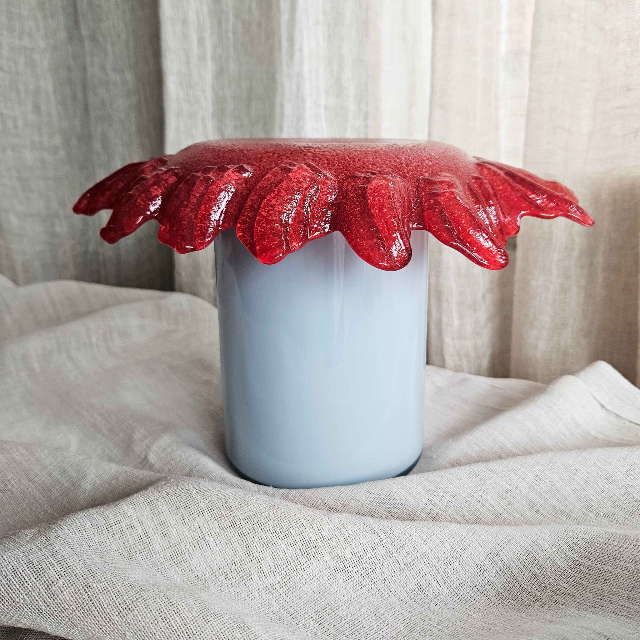 Röd/blå lampa i återbrukat glas