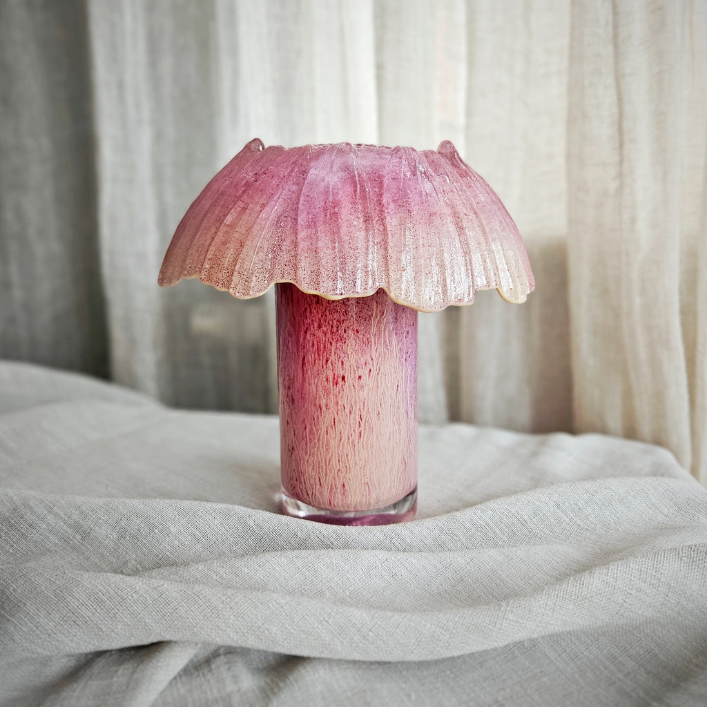 Rosa melerad lampa i återbrukat glas