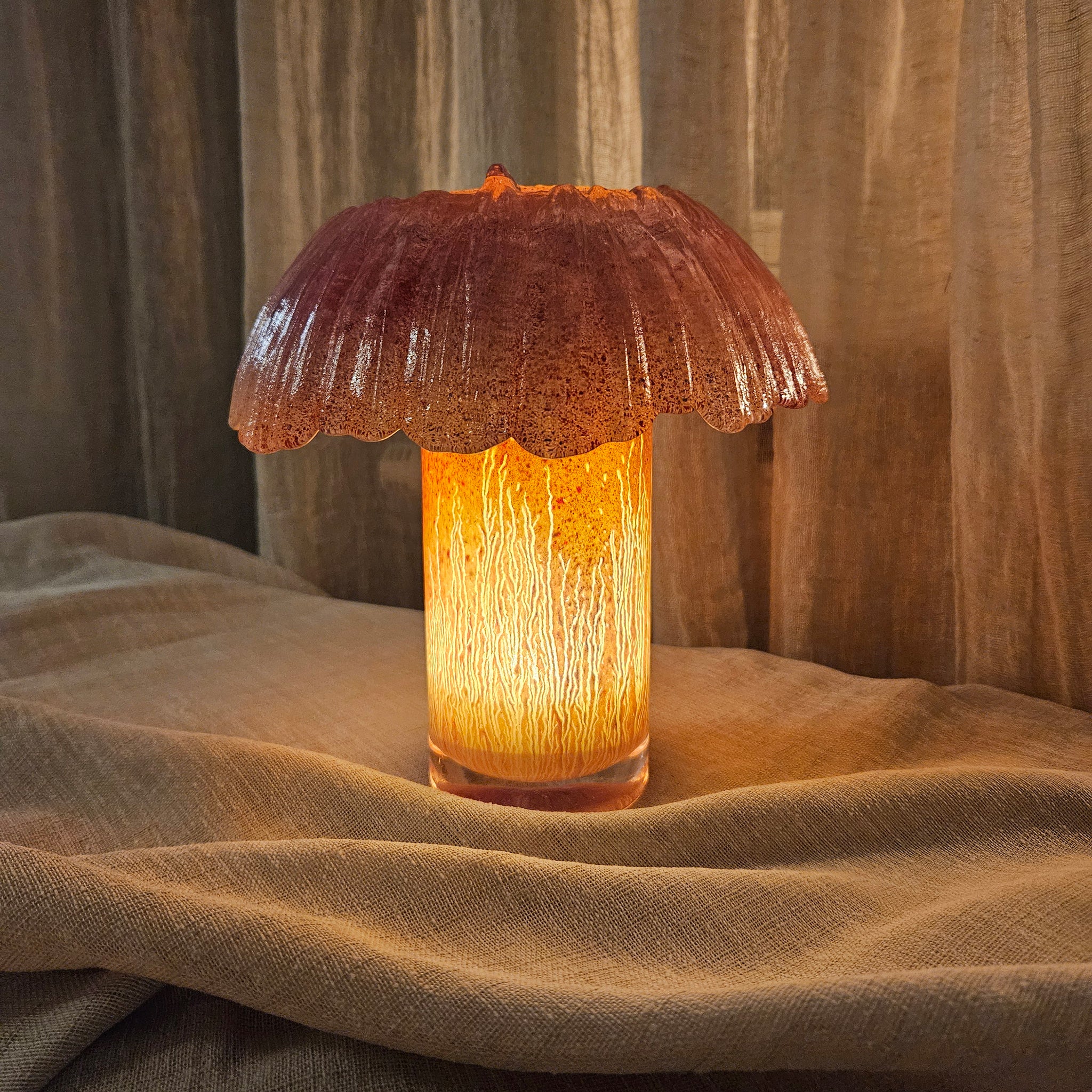 Rosa melerad lampa i återbrukat glas